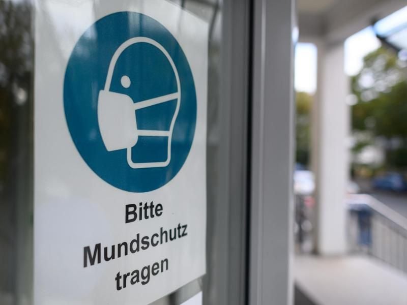 Ein Schild weist auf Mundschutzpflicht hin. Foto: Robert Michael/dpa-Zentralbild/ZB/Symbolbild