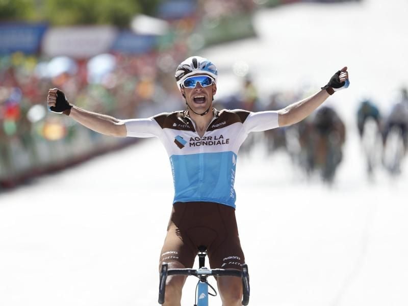 Der Franzose Tony Gallopin konnte sich kurz vor dem Ziel der 7. Etappe aus der Spitzengruppe absetzen und überquert als Erster die Ziellinie. Foto: Yuzuru Sunada/BELGA