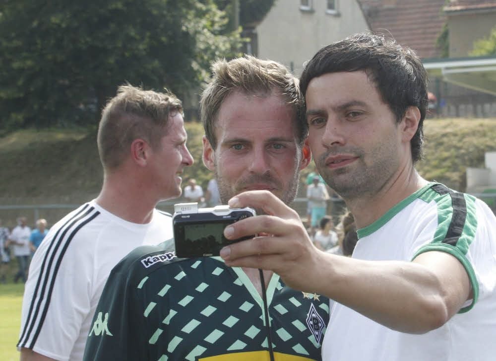 Ein Fan macht ein Bild mit dem Gladbacher Enrico Gaede (grünes Trikot). Er spielt für die „Fohlen“ 35 Mal in der Fußball-Bundesliga.