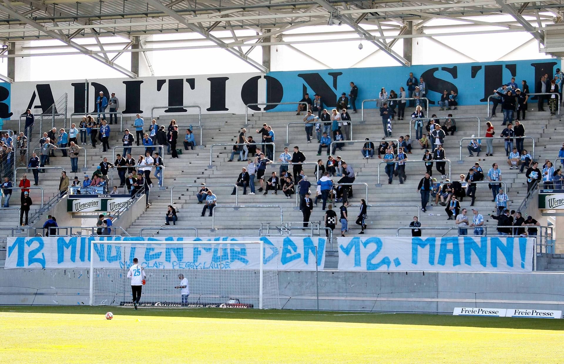 Aktion der Ultras Chemnitz 99 mit einem Banner mit der Aufschrift: „12 Minuten für den 12. Mann“. Die ersten zwölf Minuten bleibt der Fanblock leer.