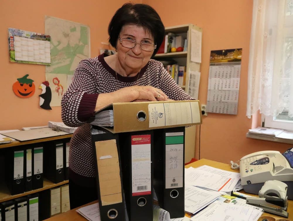 Mathilde Kamprad kommt seit 55 Jahren fast täglich ins Gemeindebüro in Winkel. 1990 wurde sie zum ersten Mal zur Bürgermeisterin gewählt.
