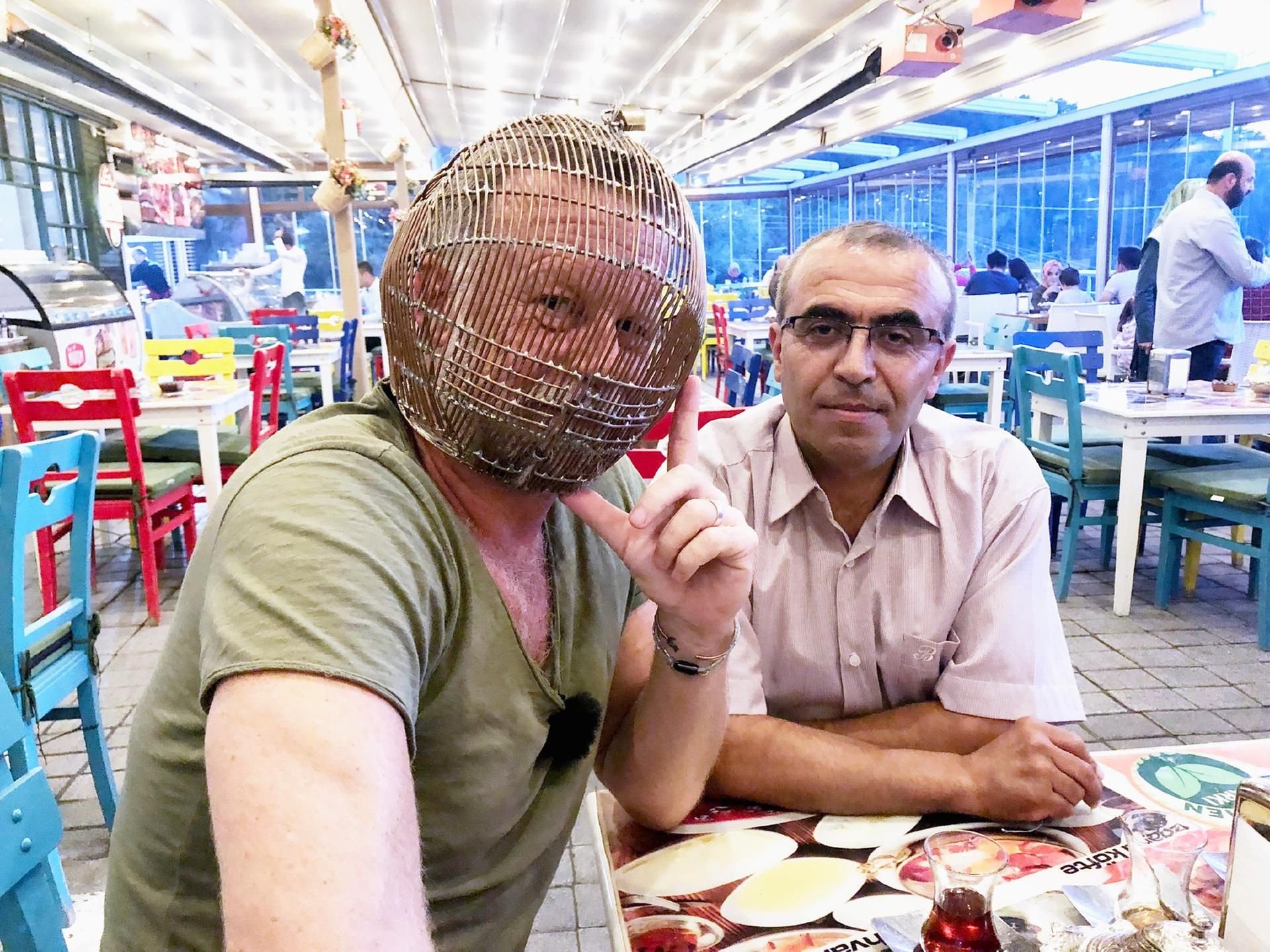 In seinem aktuellen Experiment versucht Jenke von Wilmsdorff (l.) sich - nach vielen gescheiterten Versuchen – endgültig nach 37 Jahren das Rauchen abzugewöhnen.