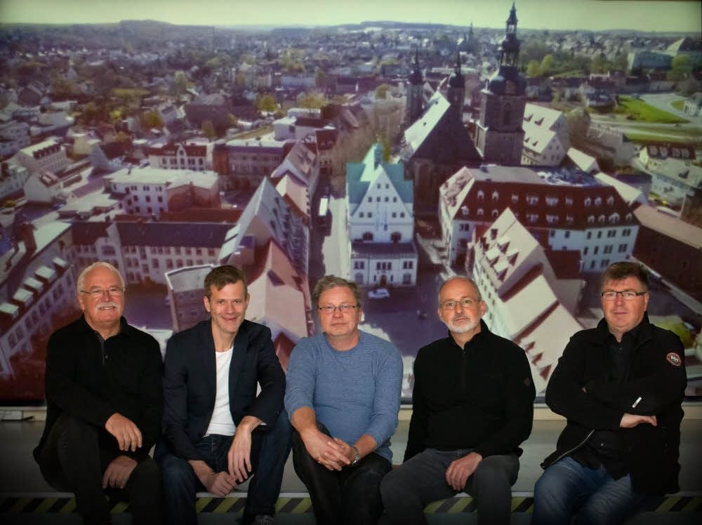 Ralf Matuschek, Oliver Beck, Thomas Weber, Peter Mansfeld und Rainer Gerlach (von links) vor einer Filmsequenz.