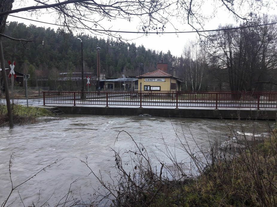 Hoher Wasserstand an der Brücke in Silberhütte