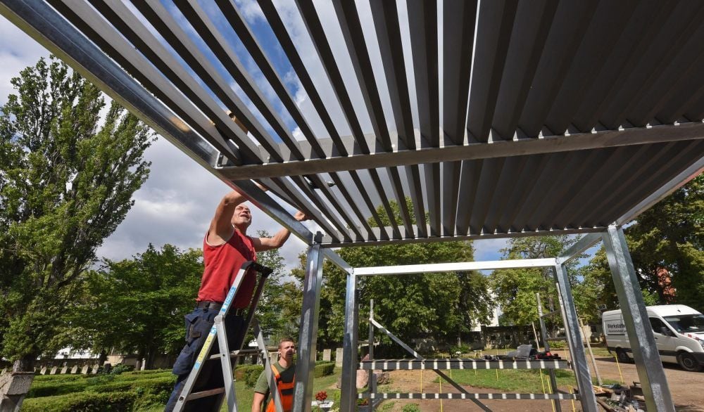Eine Pergola mit Sitzplätzen und einem Wasserspiel soll die neue Grabanlage ergänzend verschönern und zum Verweilen einladen.