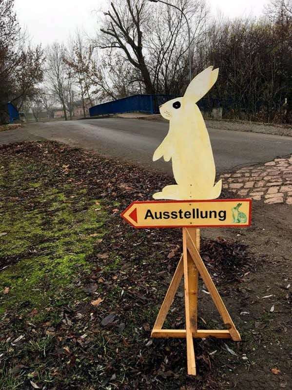 Witzige Wegweiser wiesen den Weg zur Ausstellung in Drohndorf.