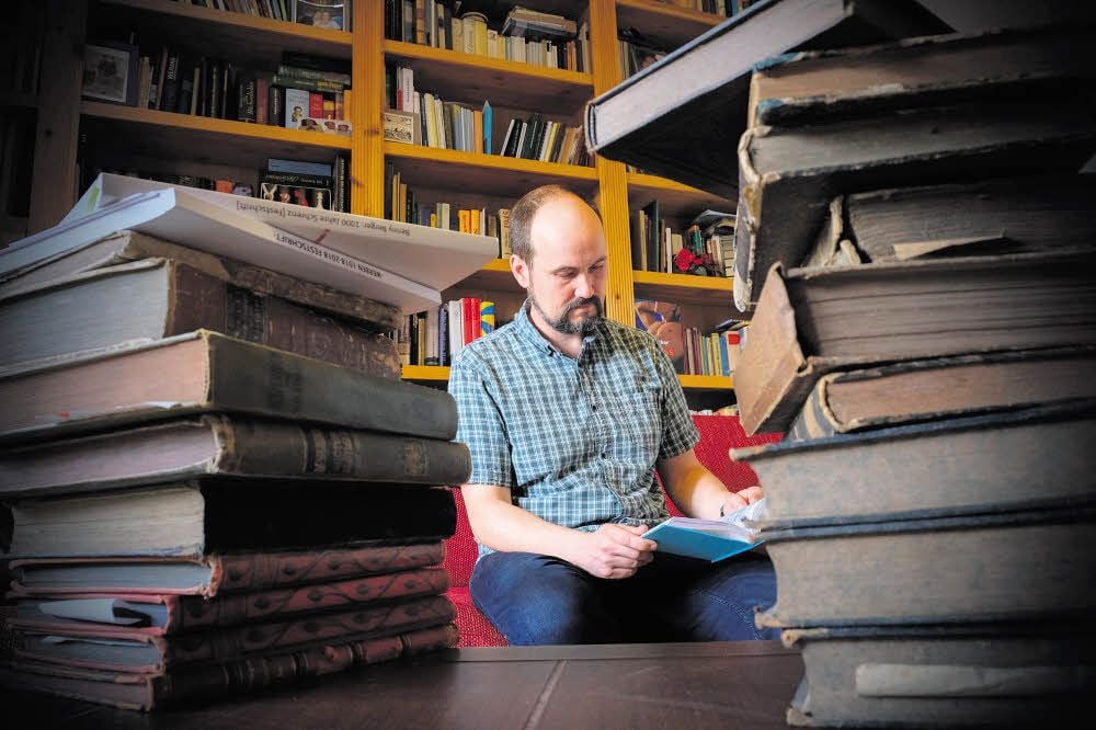 Ortschronist Benny Berger inmitten alter Bücher - der Hobby-Historiker hat schon viele verloren geglaubte Schätze geborgen.