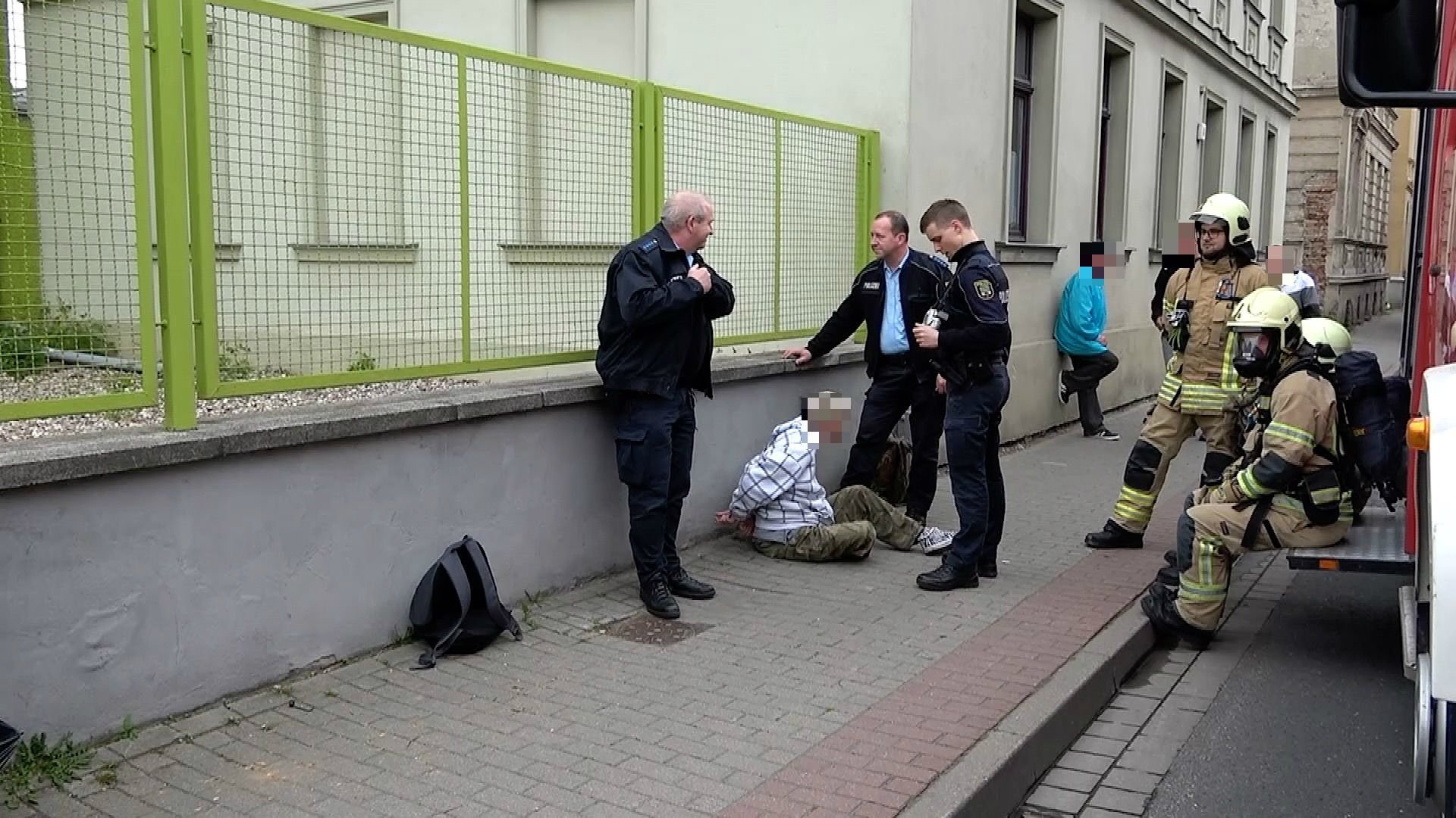Die Polizei hat in Staßfurt nach einem Brand zwei Mieter eines Wohnhauses vorläufig festgenommen.