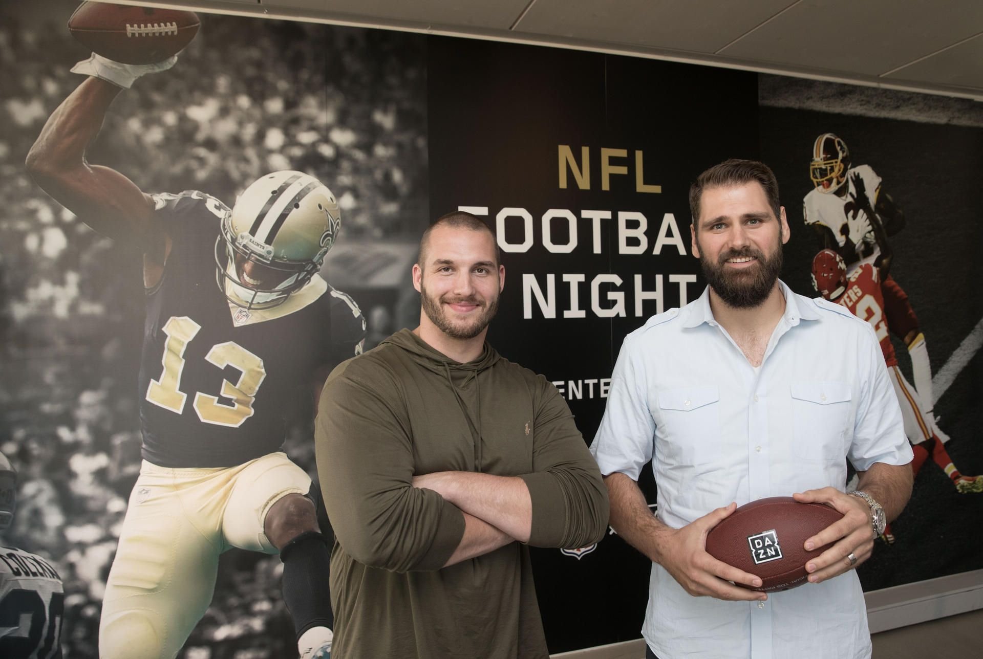 Die deutschen, ehemaligen American-Football-Spieler aus der US-Profiliga NFL, Sebastian Vollmer (r) und Björn Werner.