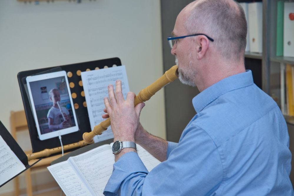 Blockflötenunterricht via „FaceTime“: Lehrer Rüdiger Herrmann schaltet sich mit seinen Schülern per Videotelefonie zusammen.