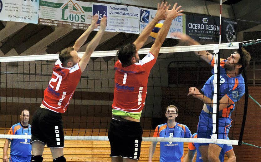 Die Regionalliga-Volleyballer des MTV Wittenberg (rote Trikots), hier eine Szene aus dem Hinspiel, verloren beim USV Potsdam 1:3.