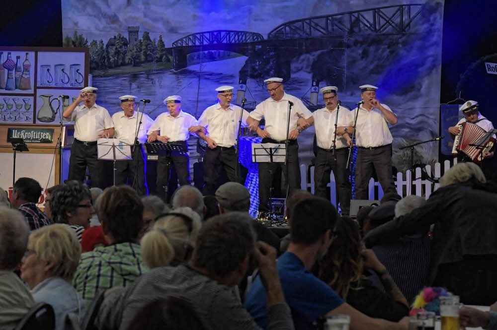Beste Stimmung verbreiteten unter anderem die Buhnenköppe mit ihrem Programm. Zum achten Mal waren sie beim Schifferfest dabei.