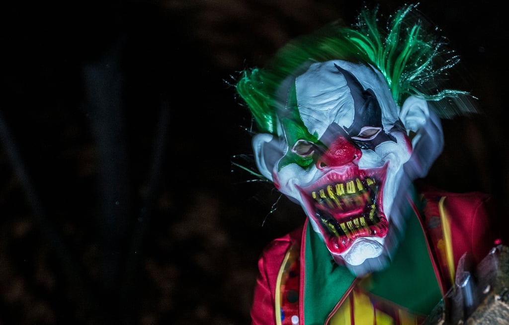 Ein Mann mit Clownsmaske soll laut Polizei in Zerbst ein Geschäft mit einem Messer versucht haben auszurauben.