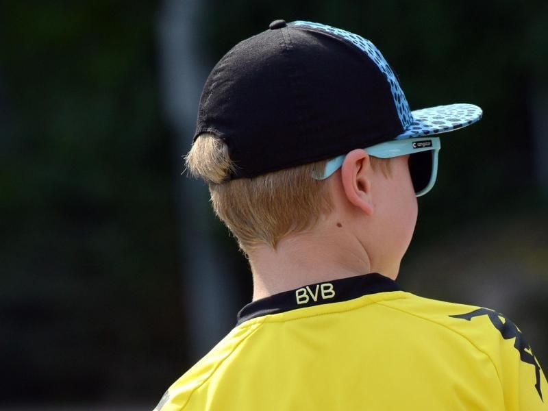 Auch Kinder sollten eine Sonnenbrille tragen. Die schützt ihre Augen. Foto: Caroline Seidel/dpa