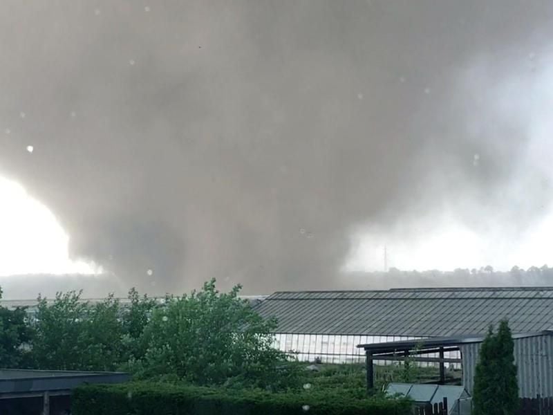 Ein Tornado zieht über eine Gartenanlage im Raum Viersen am Niederrhein hinweg. Foto: Ralf Nowak