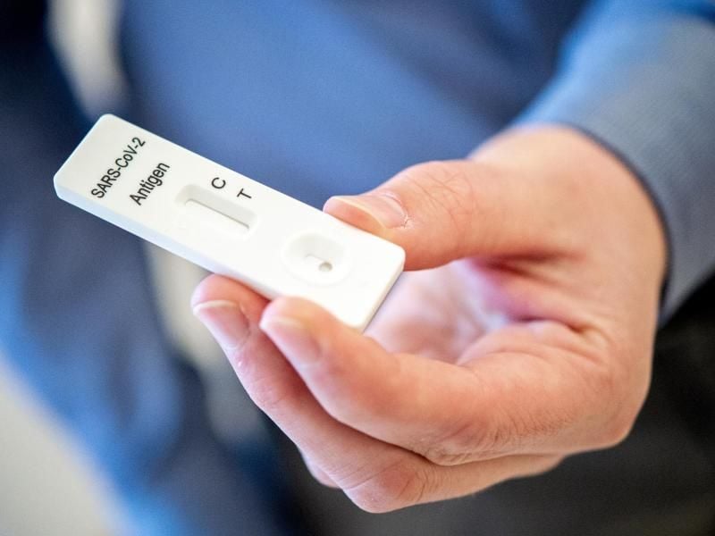 Ein Mann hält einen Schnelltest zur Erkennung des Coronavirus in den Händen. Foto: Hauke-Christian Dittrich/dpa/Archivbild