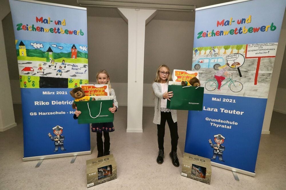 Rike und Lara (von links) freuen sich, dass sie im Verkehrssicherheitskalender 2021 vertreten sind.