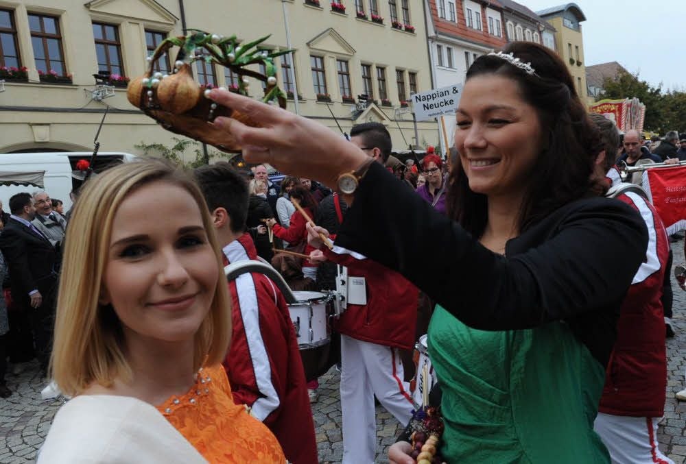 Die Zwiebelkönigin Carolin Schräpler (l.) bekommt von ihrer Vorgängerin, Anna-Maria Löwig, die Krone.