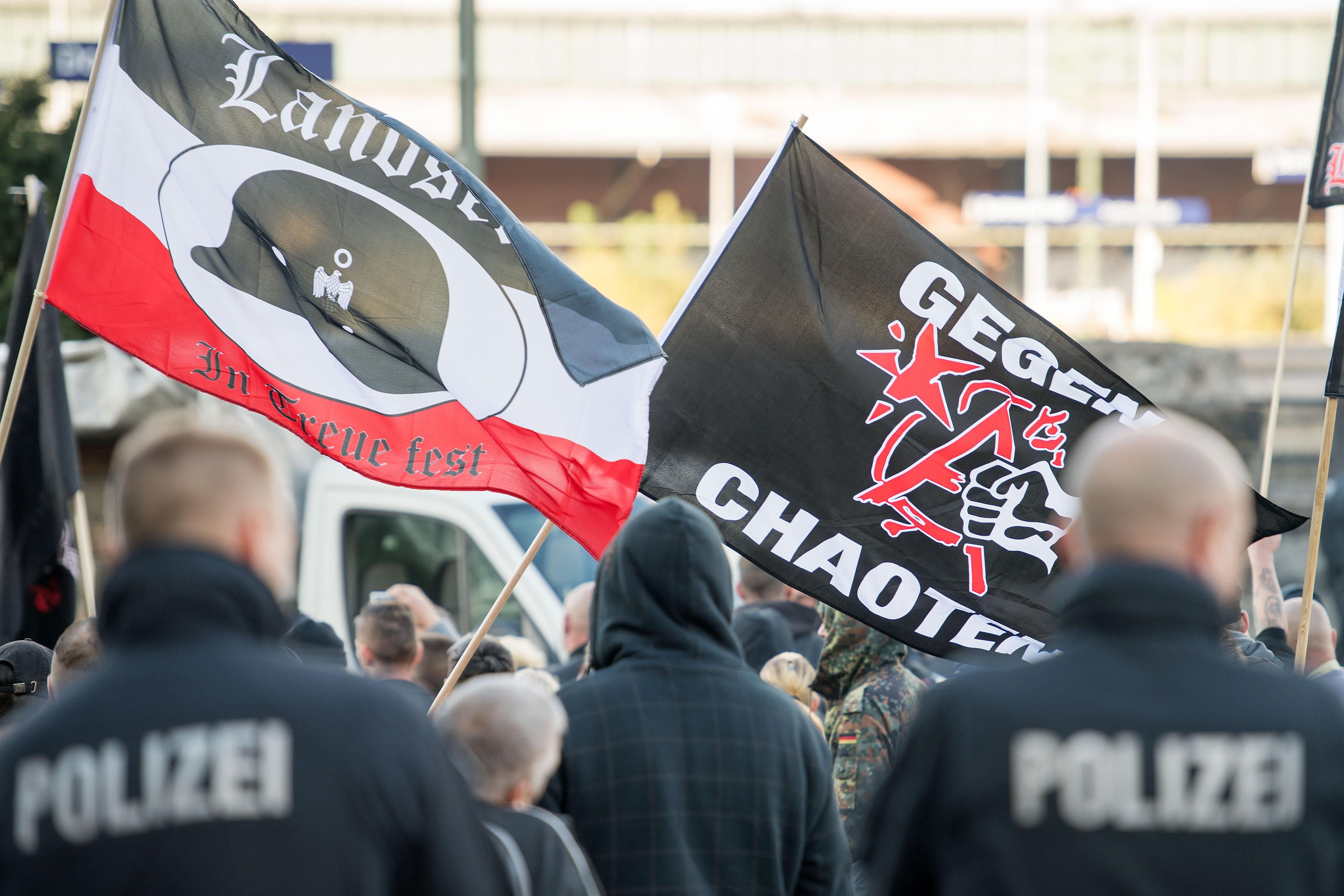 Rund 500 Hooligans und Neonazis haben sich zu einer Kundgebung versammelt. Die Polizei war mit mehr als 2000 Beamten im Einsatz. Insgesamt rund 350 Menschen nahmen an zwei Gegendemonstrationen teil, wie die Polizei berichtete.