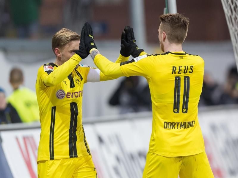 Marco Reus (r) bestand des Belastungstest und traf. Foto: Guido Kirchner