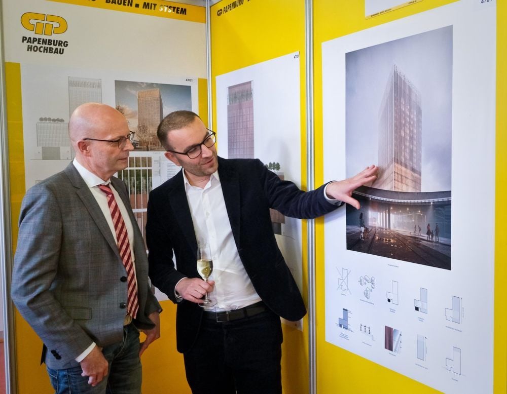 Architekt Hannes Meisehen aus Berlin spricht mit Oberbürgermeister Bernd Wiegand (links) über den Siegerentwurf des Wettbewerbs.