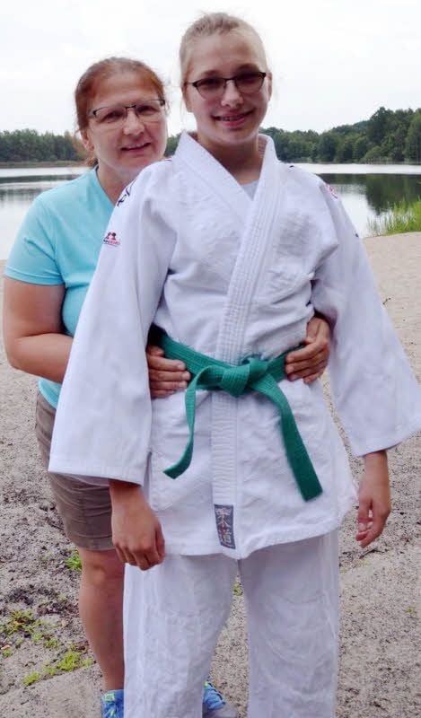 Immer kann Gabriele Zentgraf (links) ihr Nesthäkchen Monique nicht festhalten. Die Judo-Sportlerin trainiert auf der Sportschule in Halle.