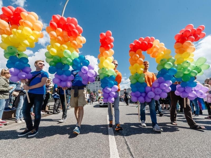 Die Teilnehmer der Parade rufen Homosexuelle zu mehr Stolz auf. Foto: Markus Scholz