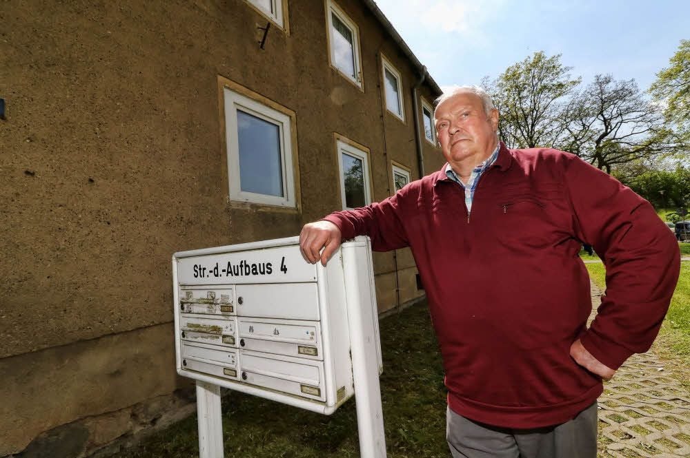 Peter Dietrich vor seinem Wohnhaus. Dass er hier ausziehen muss, schmeckt ihm nicht wirklich.