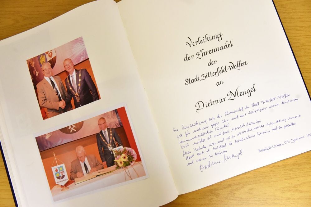 Der jüngste Eintrag im Goldenen Buch der Stadt Bitterfeld-Wolfen