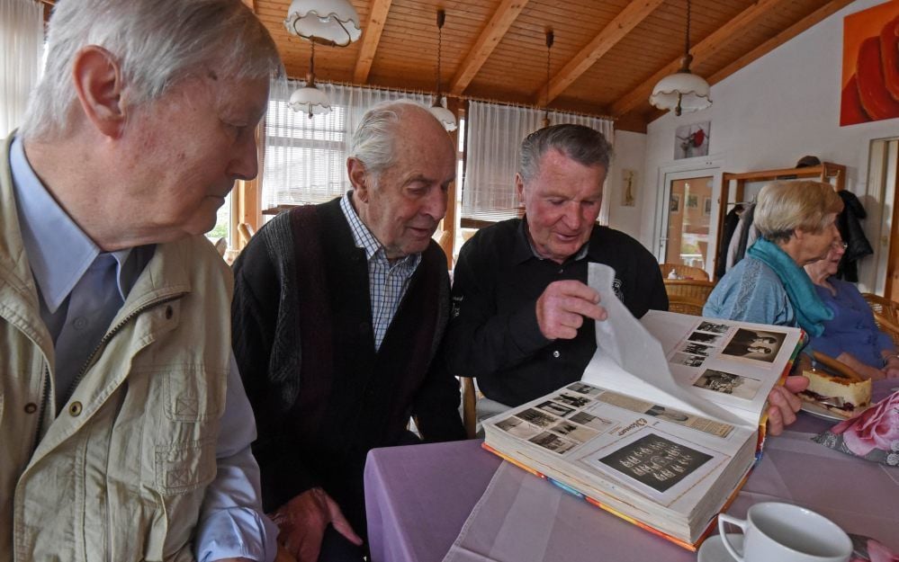 Peter Thill, Manfred Petri und Klaus Ermisch (v. li.) blättern in der Motor-Chronik, die Ursula Geelhaar einst für ihren Mann anfertigte.