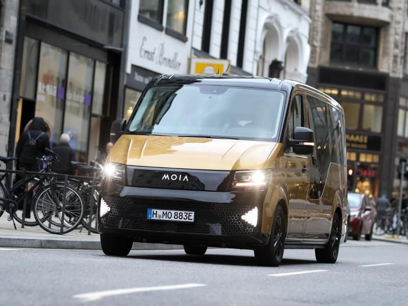 Ein Elektrofahrzeug des Mobilitätsdienstleisters Moia fährt bei einem Pressetermin auf der Straße. Foto: Christian Charisius/Archiv