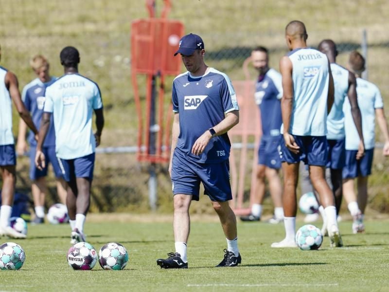 Sebastian Hoeneß (M) hat bei Hoffenheims Sportchef Rosen bislang einen guten Eindruck hinterlassen. Foto: Uwe Anspach/dpa