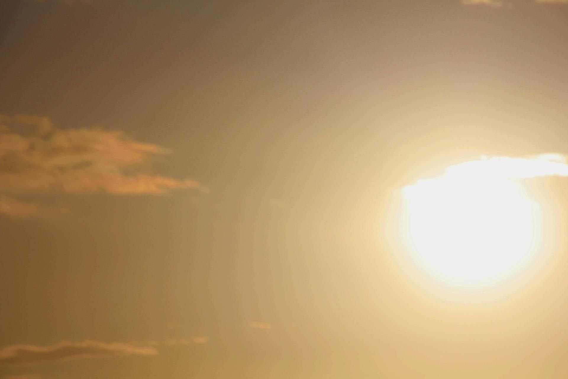 Die Sonne scheint am Himmel. In den kommenden Tagen werden immer mal wieder Temperaturen um die 30 Grad erreicht.