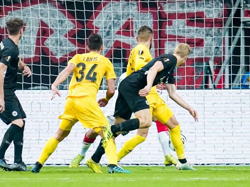 Eintrachts Martin Hinteregger (r) köpft zum 2:0. Foto: Uwe Anspach/dpa