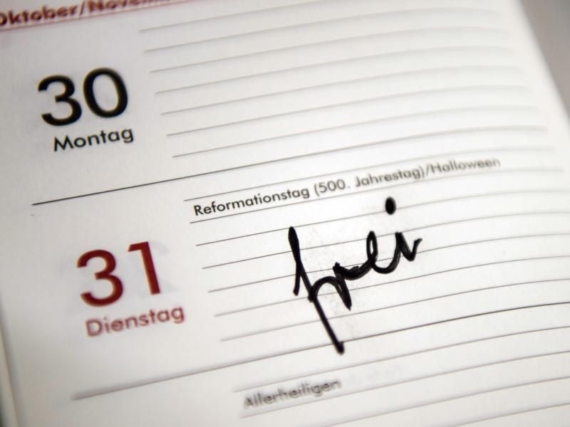 Ein Blick in den Kalendar zu werfen lohnt sich für alle Berufstätigen, um frühzeitig Urlaub anzumelden und so die Brückentage optimal zu nutzen. Foto: Sebastian Gollnow/dpa