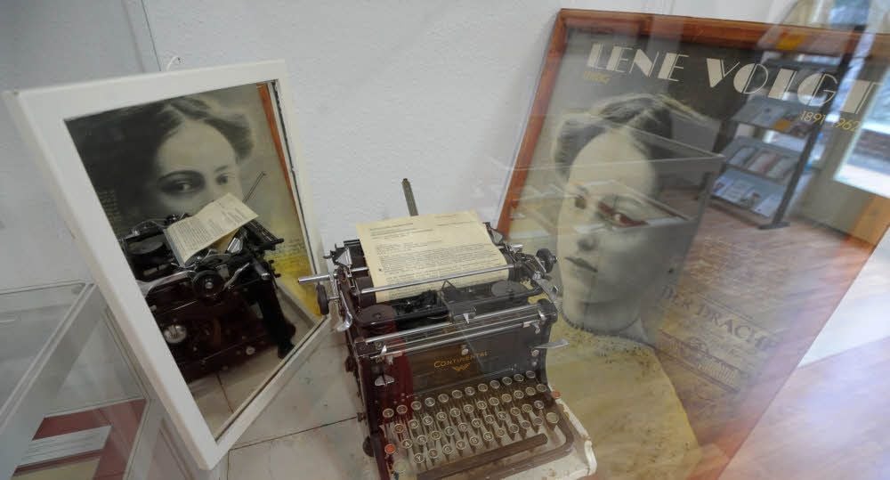 Porträt und Schreibmaschine der sächsischen Dichterin Lene Voigt, die von 1946 bis 1962 in den Psychiatrischen Anstalten Leipzig-Dösen lebte.