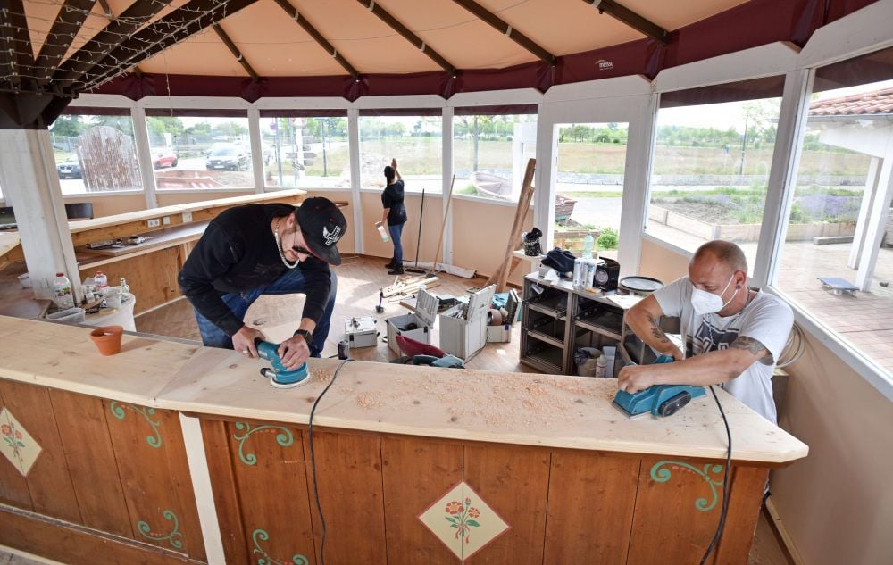 Im Restaurant Seensucht laufen die letzten Arbeiten am neuen Pavillon.