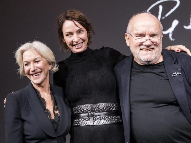 Uma Thurman (m.) mit Helen Mirren (l.) und Peter Lindbergh in Paris. Foto: Etienne Laurent