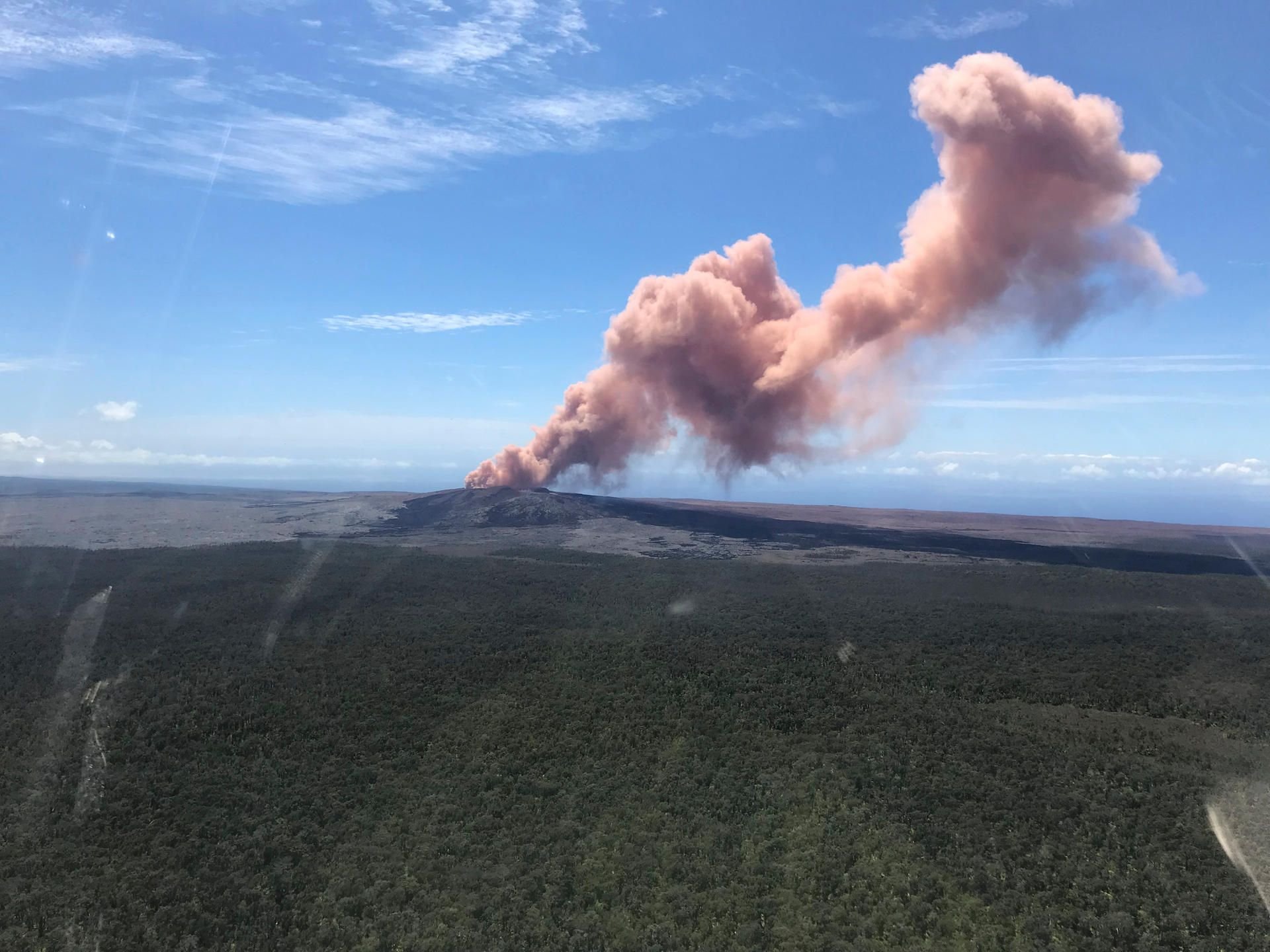 Die vom U.S. Geological Survey zur Verfügung gestellte Aufnahme zeigt Rauch, der aus dem Vulkan Kilauea aufsteigt.