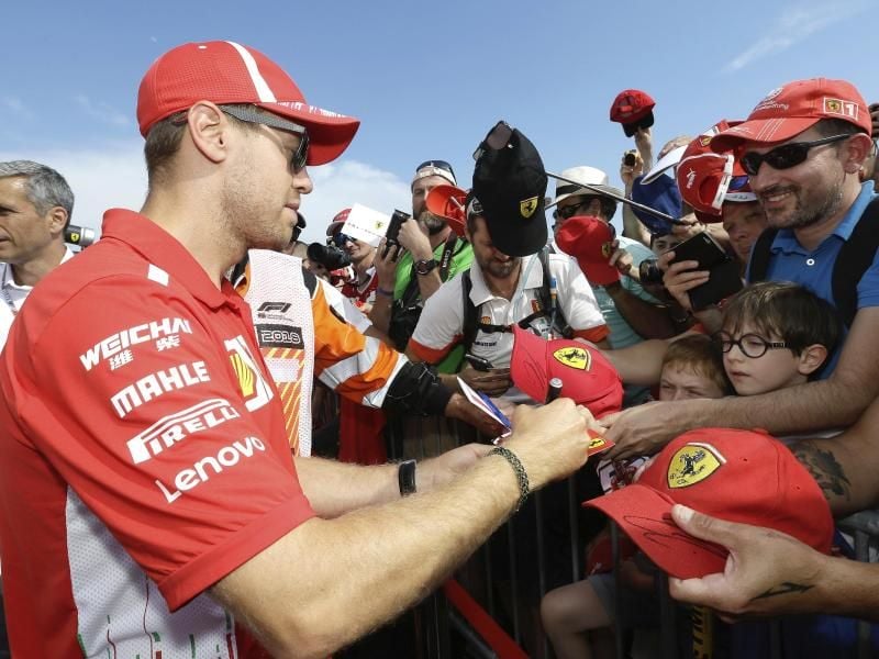 Auch in Frankreich beliebt: Ferrari-Star Sebastian Vettel. Foto: Claude Paris/AP