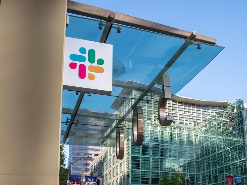 Das Logo der Firma Slack ist an der Zentrale der Firma in San Franciso zu sehen. Slack bietet eine Kommunikation-Plattform für Unternehmen an. Foto: Andrej Sokolow/dpa