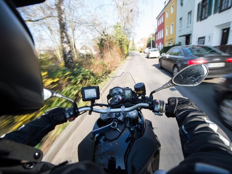 Fast die Hälfte der Deutschen stört sich am Motorradlärm. Foto: Bernd von Jutrczenka/dpa