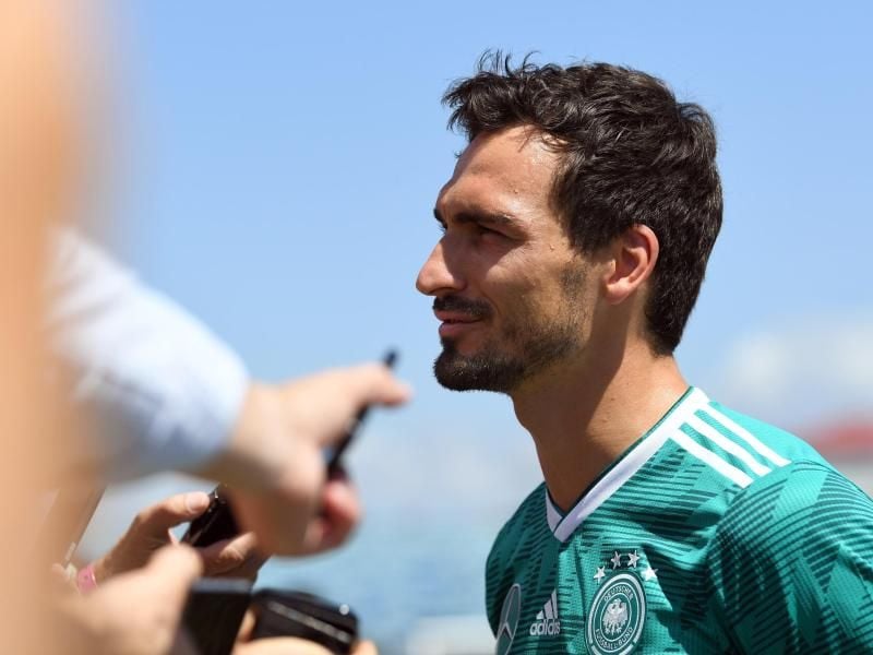 Verteidiger Mats Hummels gibt vor dem Training Auskunft. Foto: Ina Fassbender