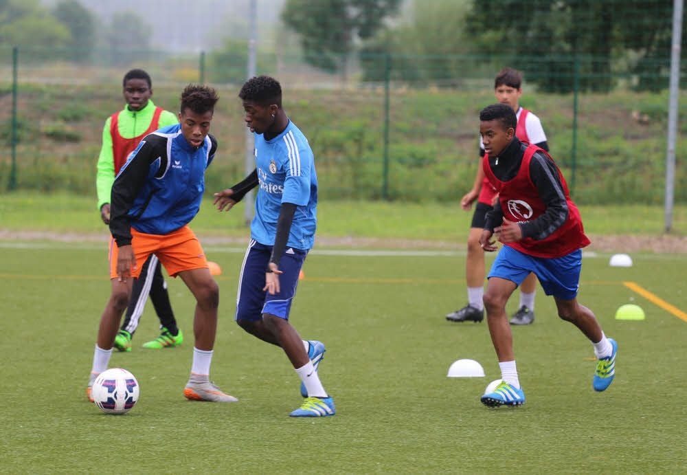 Vormittags Fußballtraining, nachmittags Ausflüge und abends verschiedene Arbeitsgruppen - so läuft das Fußball-Camp ab.