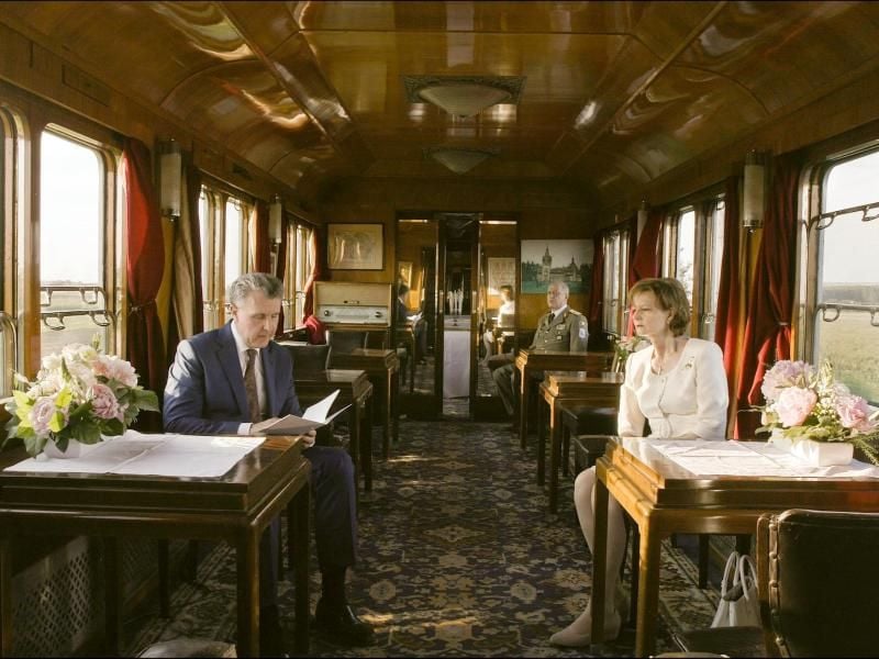 Prinzessin Margareta von Rumänien (r) und ihr Ehemann Prinz Radu (l) reisen im Zug. Foto: -/Navigator Film/dpa