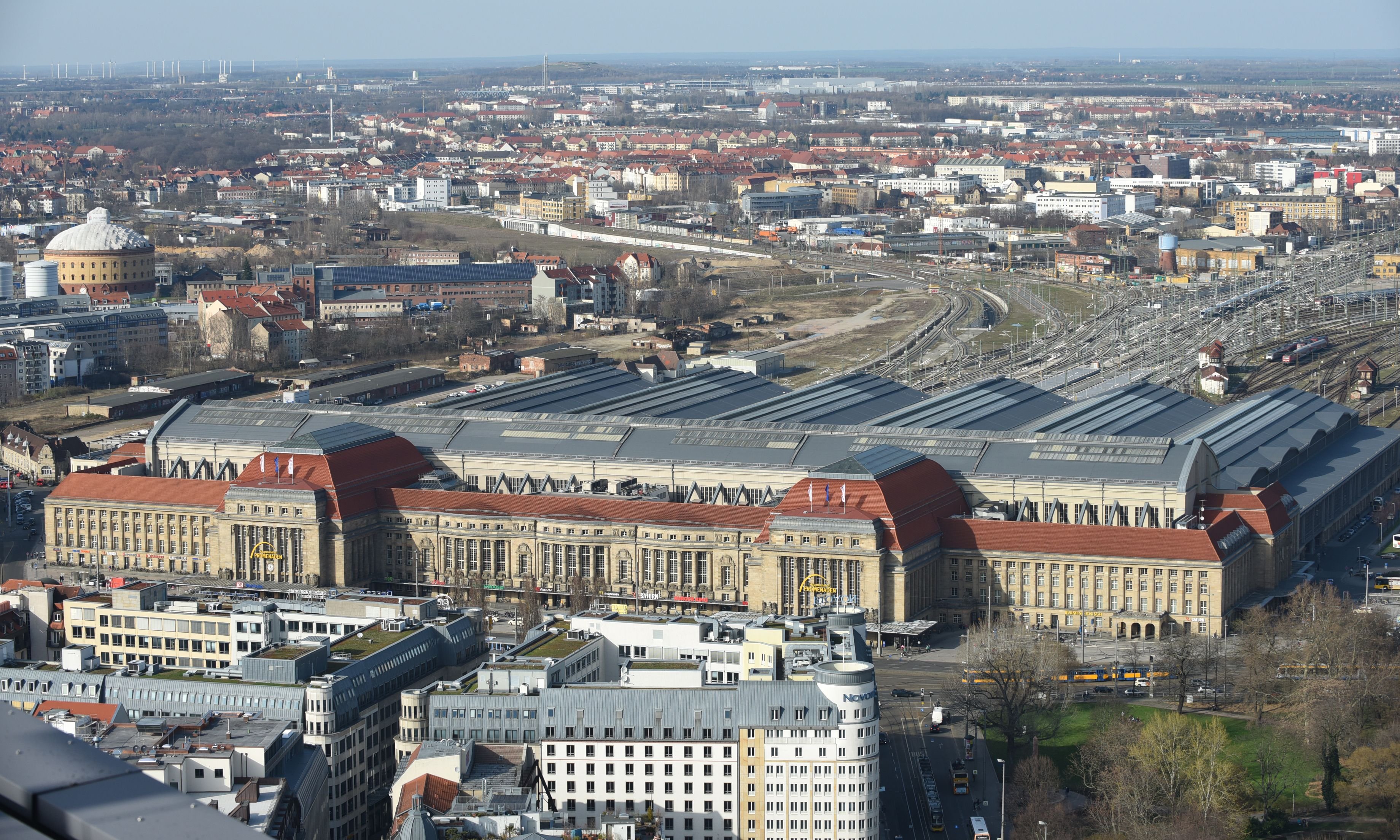 Blick von der Aussichtsplattform des 140 Meter hohen City-Hochhauses auf die Leipziger Innenstadt: Der Hauptbahnhof.