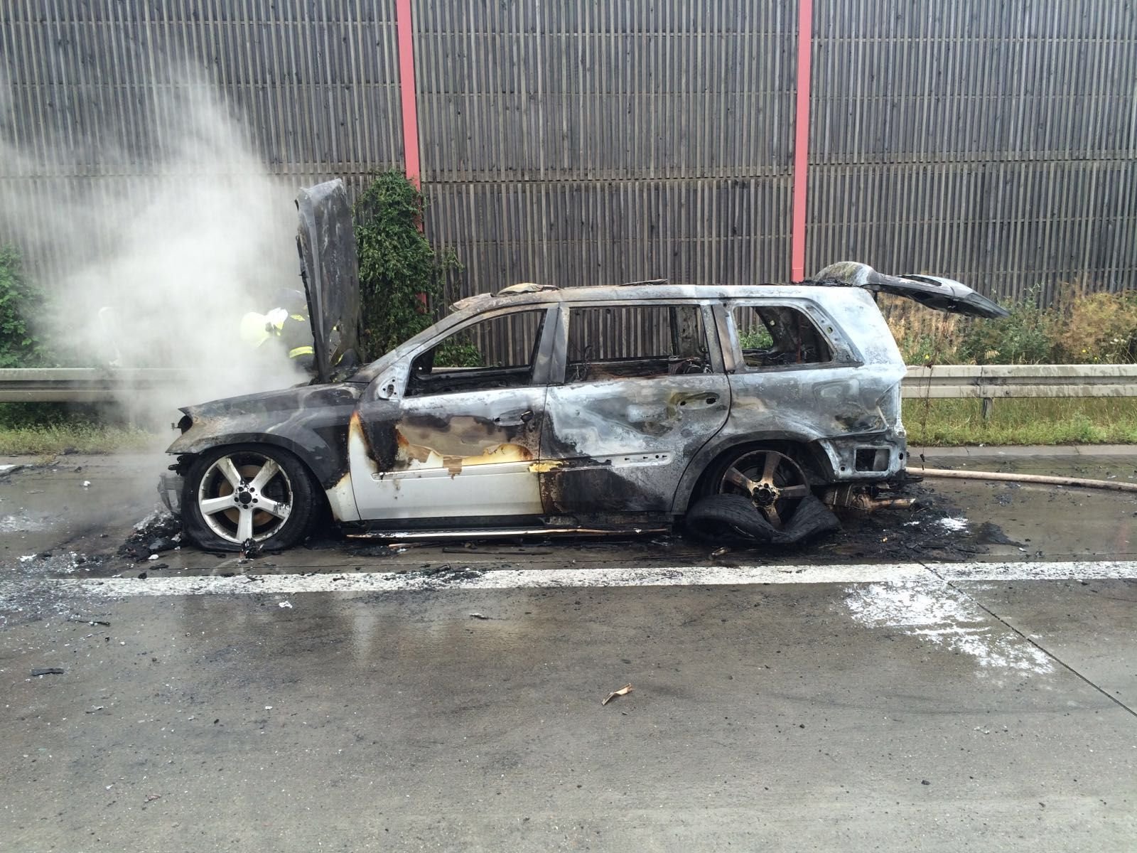 Der Wagen brannte auf der A9 bei Großkugel vollständig aus.