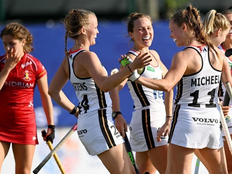 Deutschlands Lena Micheel (r/11) bejubelt ihren Treffer zum 2:0 mit Pia Maertens (2.vl). Foto: Frank Uijlenbroek/dpa