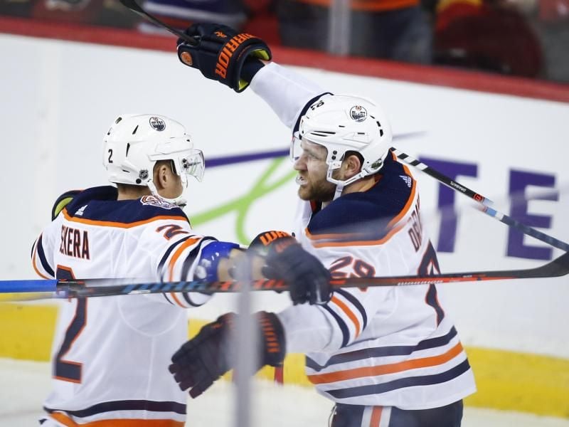 Leon Draisaitl (r) von den Edmonton Oilers feiert sein Tor mit seinem Teamkollegen Andrej Sekera. Foto: Jeff Mcintosh/The Canadian Press/AP/dpa