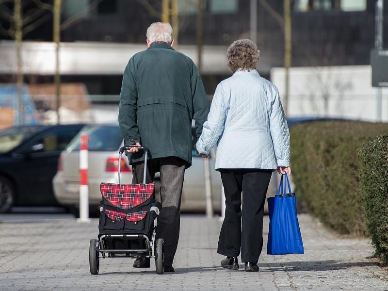 Ein älteres Paar geht mit Einkaufstrolley durch die Straßen. Wer 35 Jahre gearbeitet hat, soll im Alter davon profitieren. Foto: Silas Stein